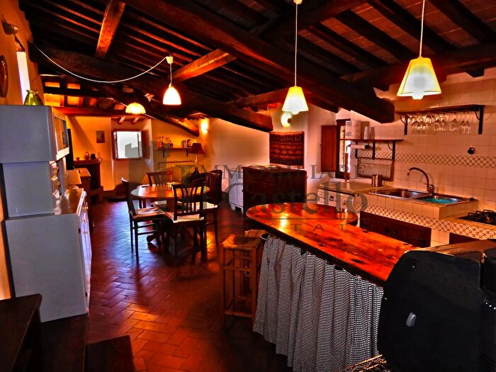 Appartamento trilocale in vendita in Via Sensini, Paciano