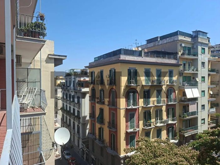 Appartamento trilocale in vendita in Via Michele Kerbaker, Napoli