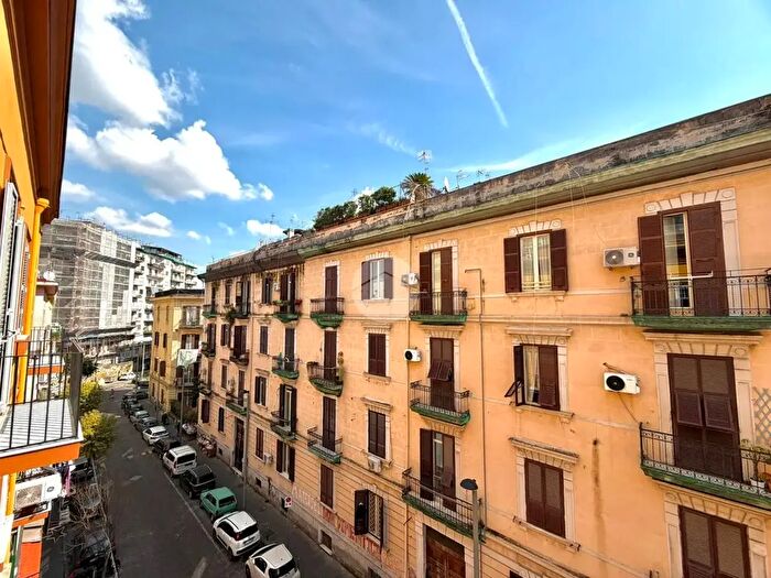 Appartamento con 7 locali in vendita in Via Francesco Capocelatro, Napoli