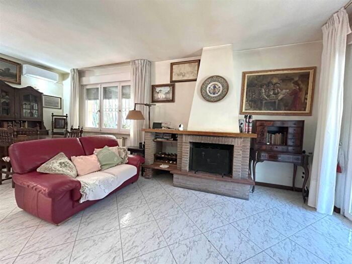 Casa con 6 locali in vendita in Torre del Lago, Viareggio