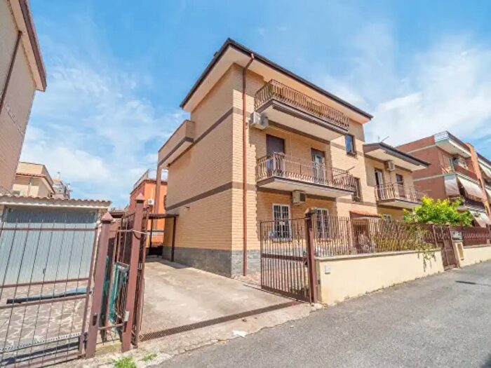 Appartamento quadrilocale in vendita in Via Terlizzi, Roma