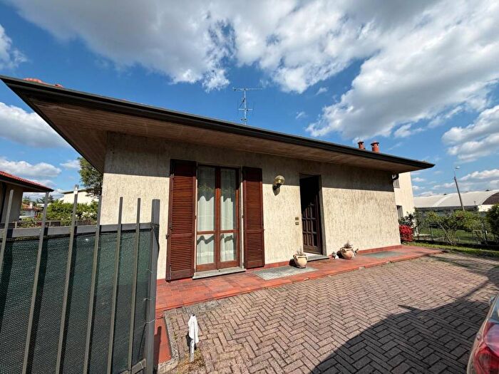 Appartamento trilocale in affitto in Via Trieste, Barlassina