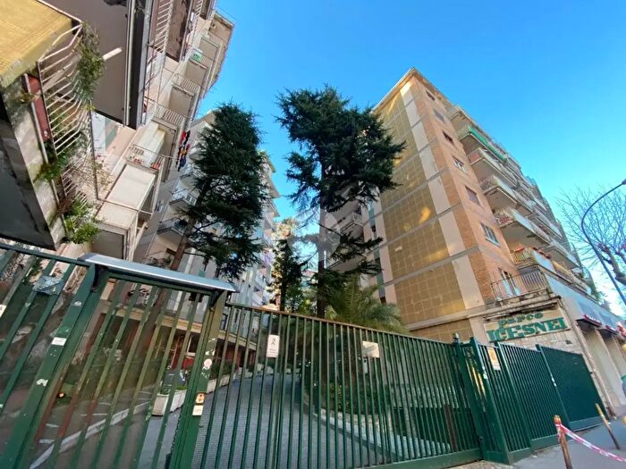 Appartamento trilocale in vendita in Via Bernardo Cavallino, Napoli