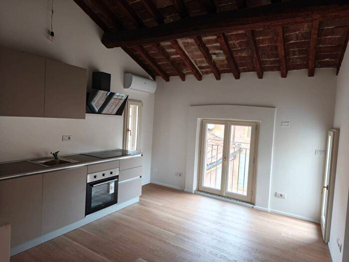 Appartamento trilocale in affitto in Via Mascherella, Centro Storico, Modena