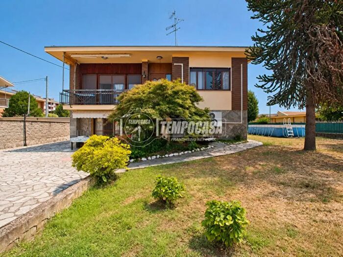 Casa in vendita in Cameri