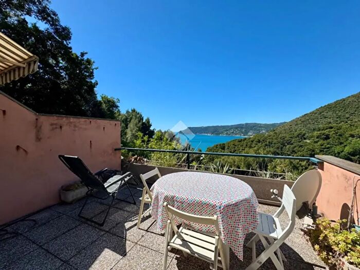 Appartamento quadrilocale in vendita in Via del Caprifoglio, Bergeggi