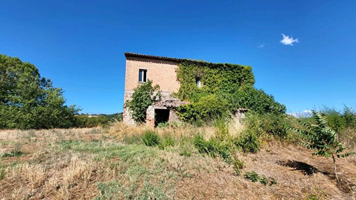 Casa con 14 locali in vendita in Loc Pontenaia, Todi