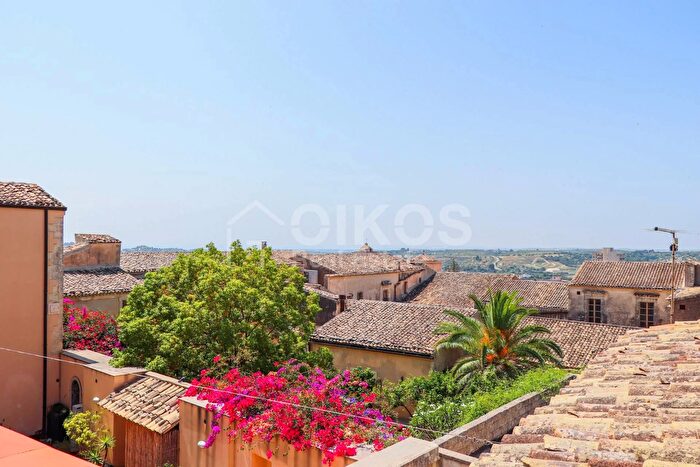 Appartamento con 7 locali in vendita in Via Sofia, Noto