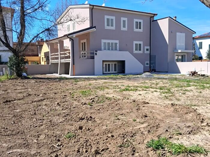 Casa con 7 locali in vendita in Cascina