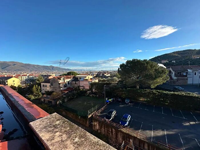 Appartamento quadrilocale in vendita in Via Manfro E Merlini, Albenga