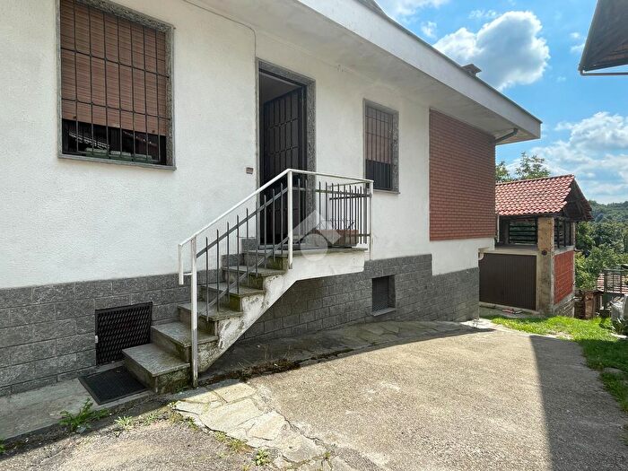 Casa con 9 locali in vendita in Via Villa Sotto, Pray