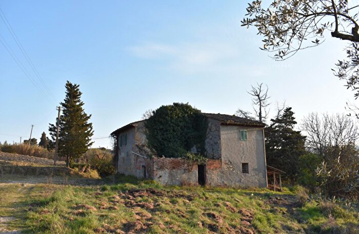 Casa con 8 locali in vendita in Gambassi Terme