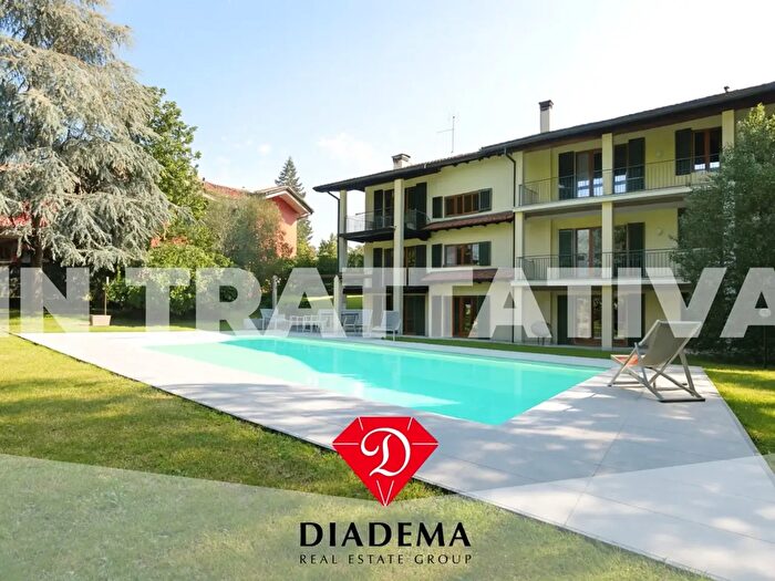 Casa quadrilocale in vendita in Via Carducci, Besnate