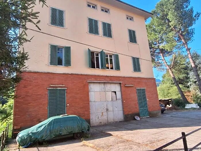 Appartamento con 12 locali in vendita in Barga