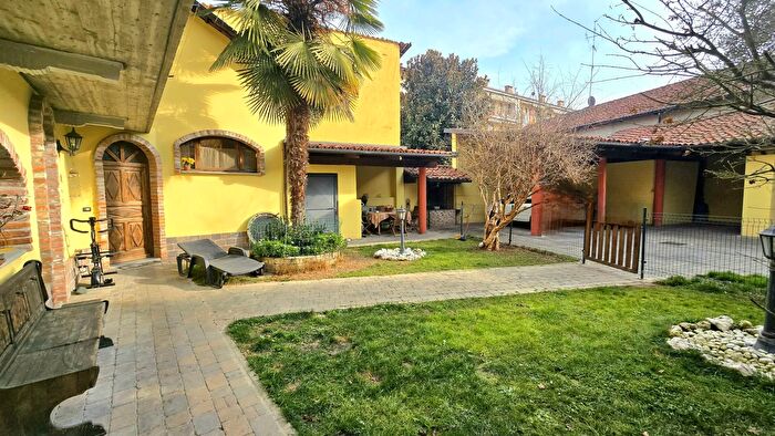 Casa con 5 locali in vendita in Via Umberto I Bra Cuneo Piemonte Italia, Bra
