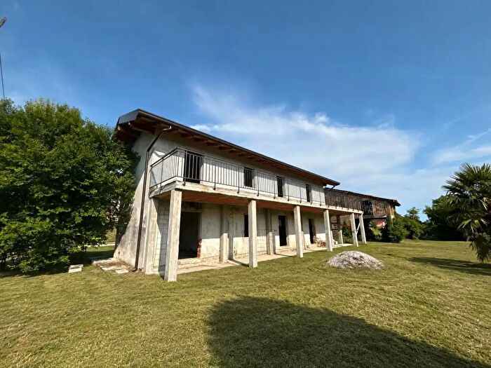 Casa con 6 locali in vendita in Carlino
