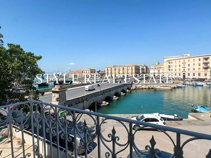Appartamento con 7 locali in vendita in Piazza Emanuele Pancali, Siracusa