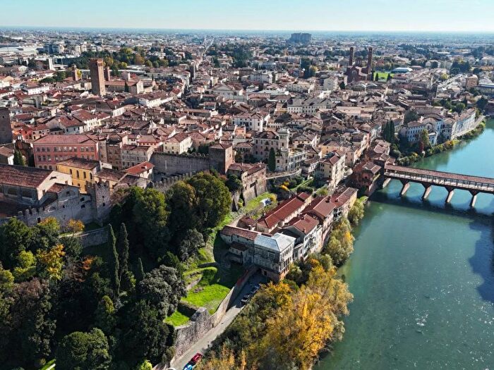 Appartamento quadrilocale in affitto in Piazza Giuseppe Garibaldi, Centro, Bassano del Grappa