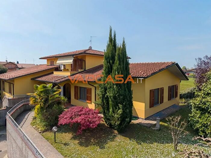 Appartamento trilocale in vendita in Via Rossini, Lurano