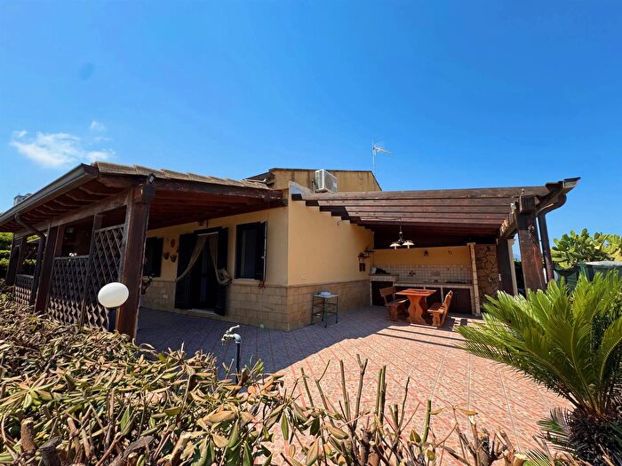 Casa trilocale in vendita in Cda Piana Calzata Snc, Campofelice Di Roccella