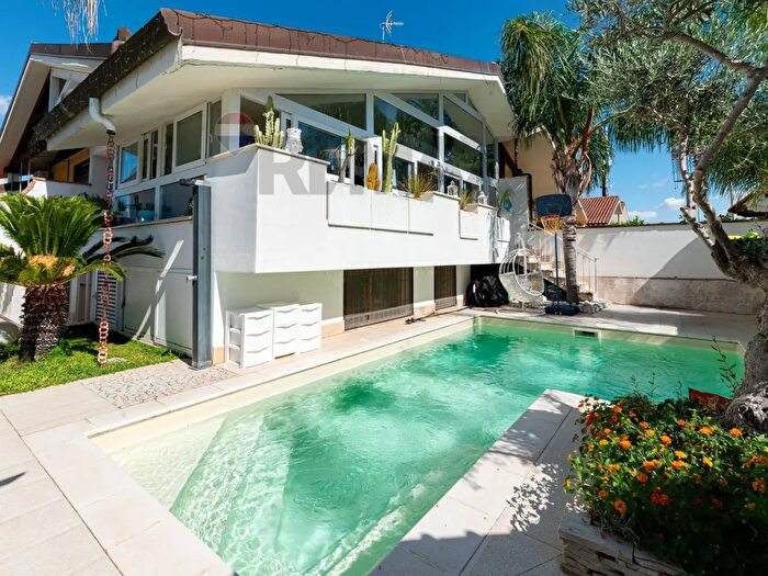 Casa con 7 locali in vendita in Via Lauregno, Roma