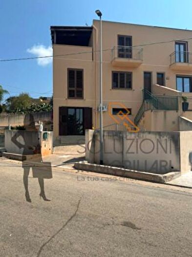 Appartamento quadrilocale in affitto in Via Francesco Petrarca, Custonaci