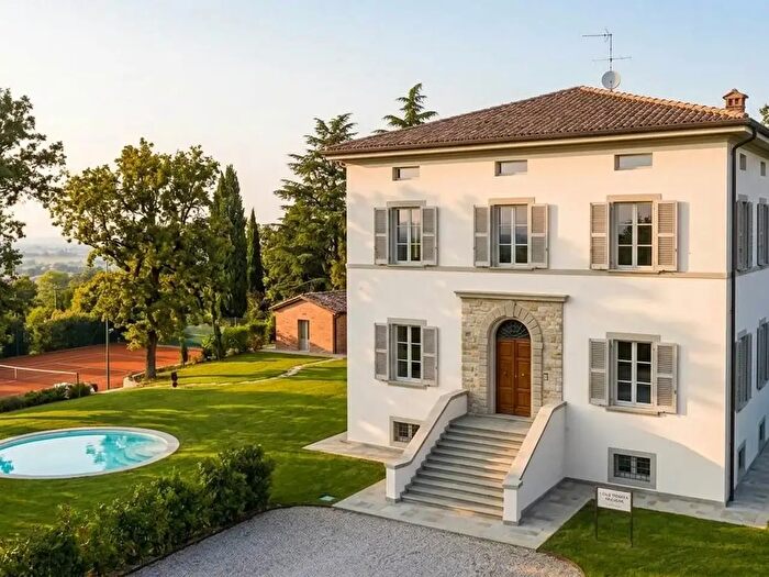 Casa con 12 locali in vendita in Arezzo