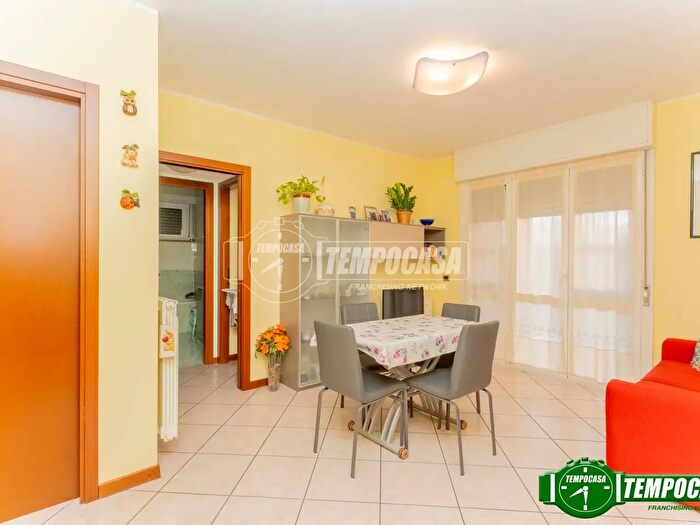 Appartamento trilocale in vendita in Via Novara, Milano