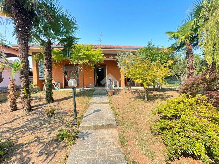 Casa quadrilocale in vendita in Via Carlo Cattaneo, Arconate