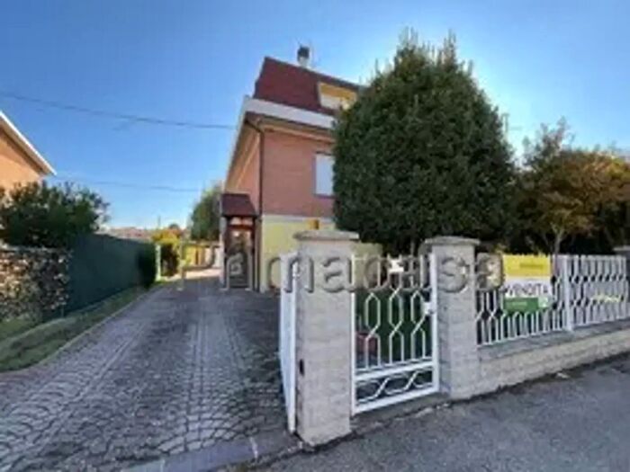 Casa con 7 locali in vendita in Fabbrico