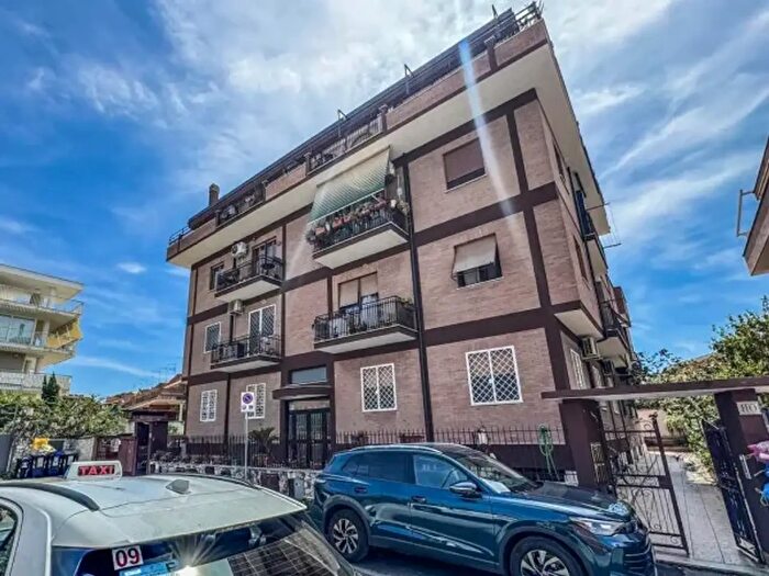 Appartamento trilocale in vendita in Via Leonardo Mellano, Roma