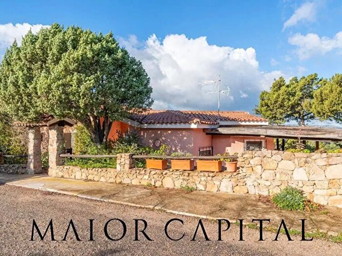 Casa quadrilocale in vendita in Arzachena