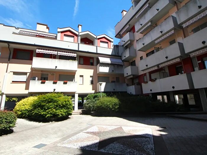Appartamento trilocale in vendita in Via Flora, Legnano