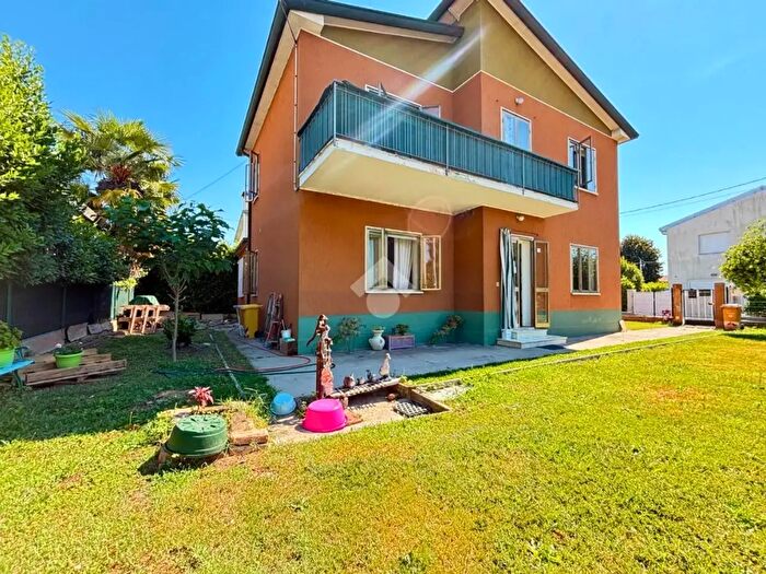 Casa quadrilocale in vendita in Via Gustavo Badini, Treviso