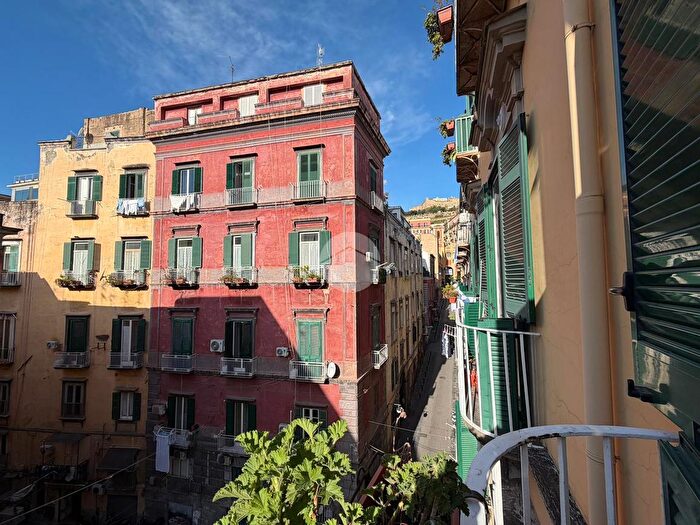 Appartamento con 5 locali in vendita in Via S Caterina da Siena, Napoli