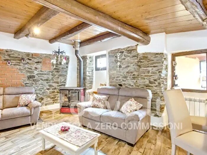 Casa con 5 locali in vendita in Piazza Castello, Maccagno con Pino e Veddasca
