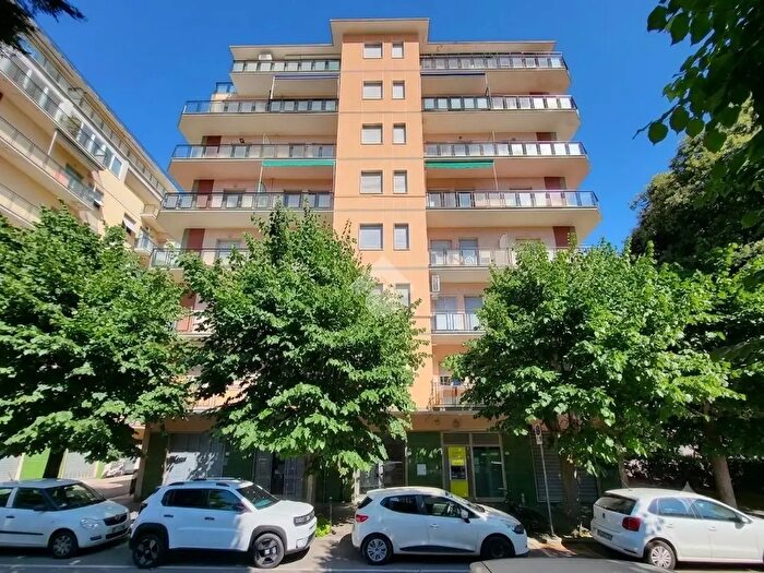 Appartamento quadrilocale in vendita in Via Cimarosa, Follonica