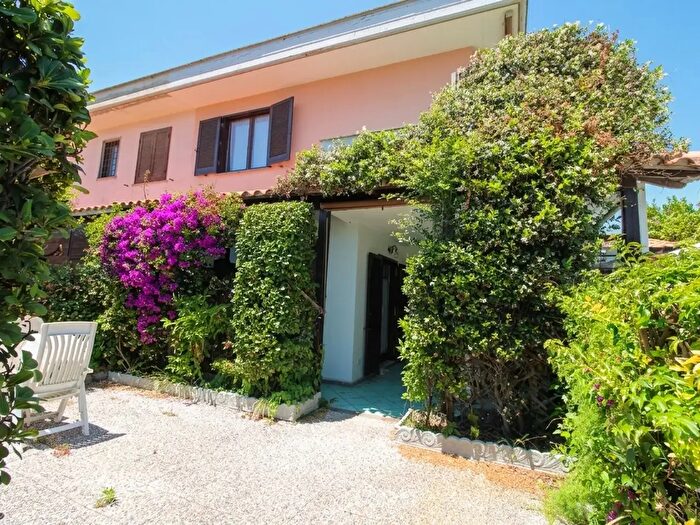 Casa trilocale in vendita in Via Lago di Lugano, Pomezia