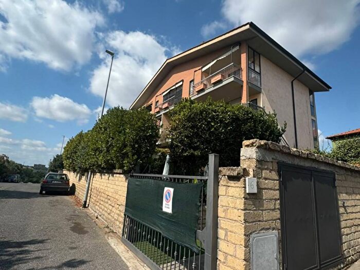 Appartamento trilocale in affitto in Via Casal Cerrone, Lunghezza, Roma