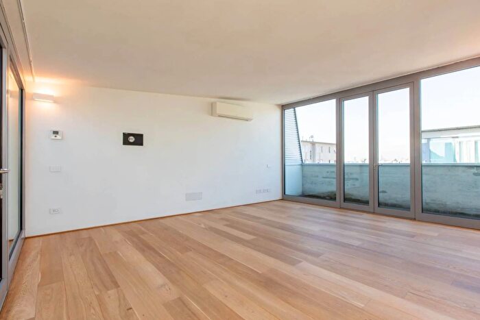 Appartamento quadrilocale in vendita in Via Flumendosa Milano, Milano