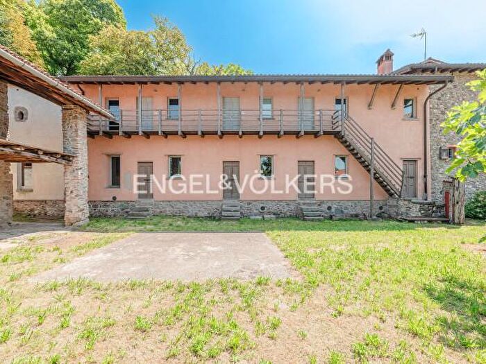 Casa con 6 locali in vendita in Anzano Del Parco