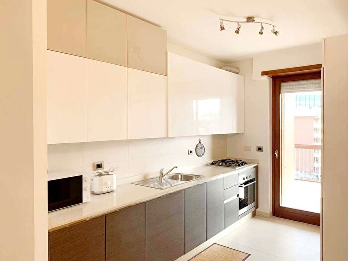 Appartamento trilocale in affitto in Viale della Grande Muraglia, Torrino, Roma