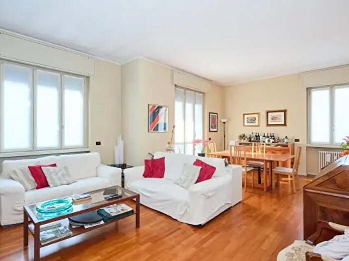 Appartamento quadrilocale in vendita in Via Gavirate, Milano