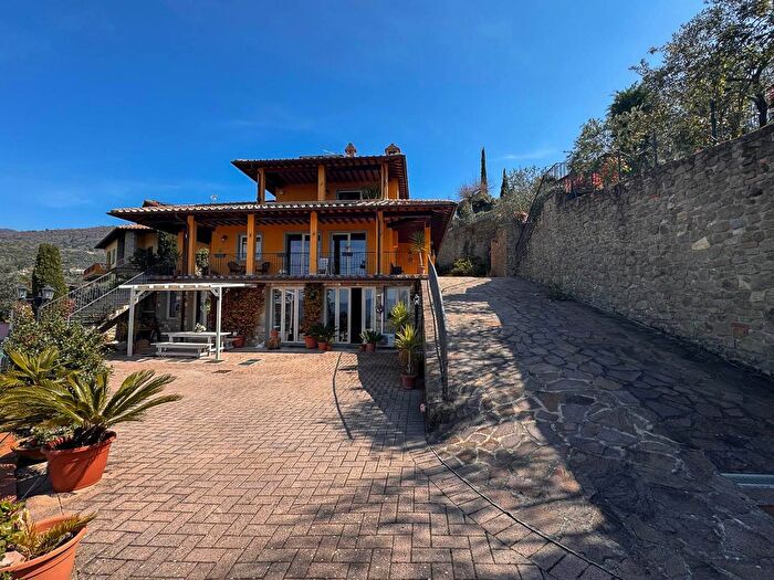 Casa con 8 locali in vendita in Via di Fano, Reggello