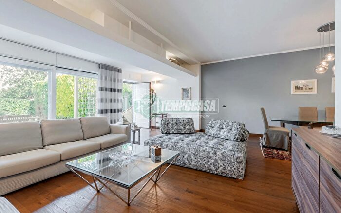 Appartamento con 5 locali in vendita in Via Benedetto Stay, Roma