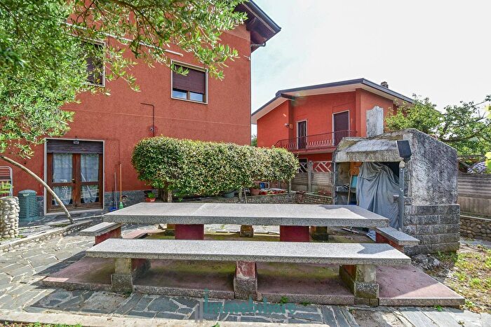 Appartamento trilocale in vendita in Via Monte San Michele Verano Brianza, Verano Brianza