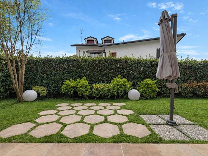 Casa con 6 locali in affitto in Via Varese, Centro, Cusago