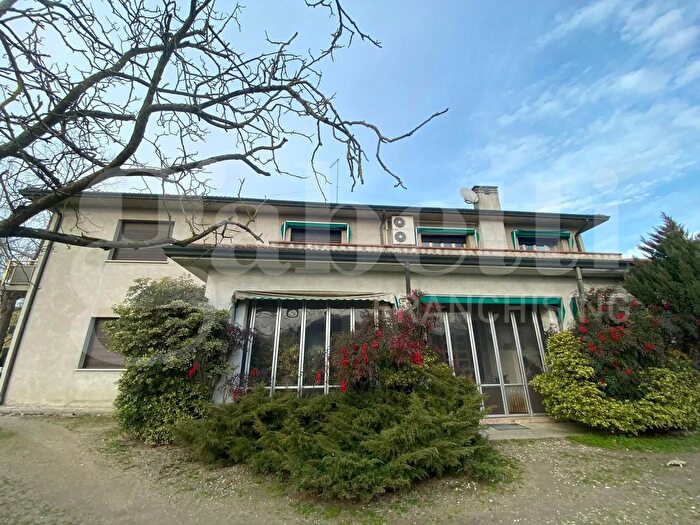 Casa con 8 locali in vendita in Canaro Strada Provinciale, Canaro