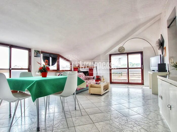 Appartamento trilocale in vendita in Via Senigallia, Ancona