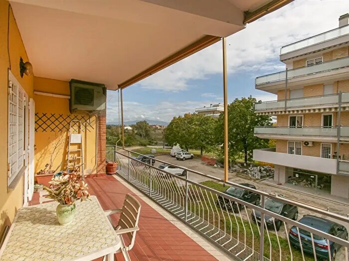 Appartamento trilocale in vendita in Via Francesco Posterla, Roma